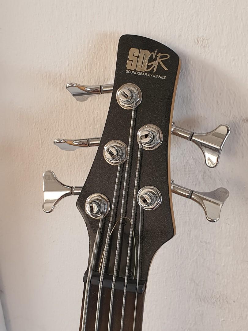 Set Soundgear by Ibanez Bass Guitar SR305 with bass amplifier Yamaha F