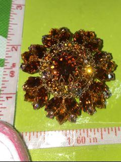 VINTAGE BROOCH IN AMBER COLORED CRYSTALS