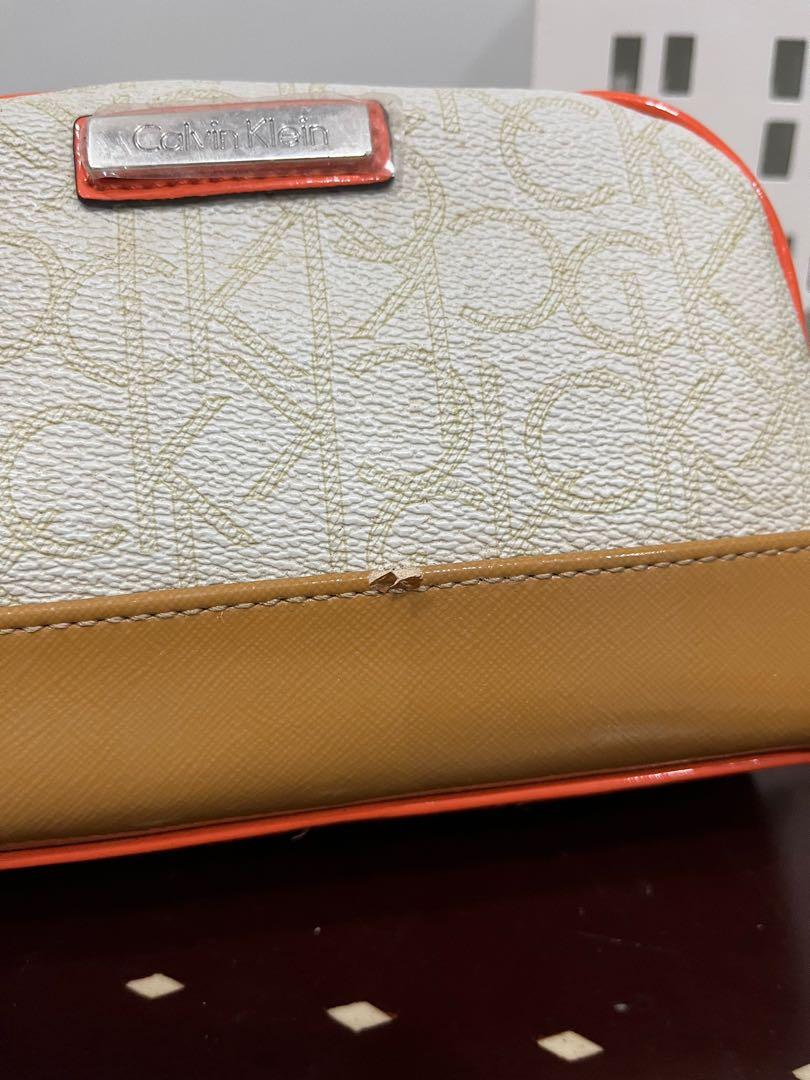 💯 Calvin Klein pouch with flaws (Category: Purses & Pouches) located in Taguig. Submitted by mypeg (Listing ID 1177230659, Image 3). Description: 💯 Calvin Klein pouch Brand new but with flaws due to storing RFS: moving out sale Delivery fee: c/o buyer MOP: GCASH, BDO, Metrobank 💯 Authentic, Good Buy Send me a message ☺️ .
