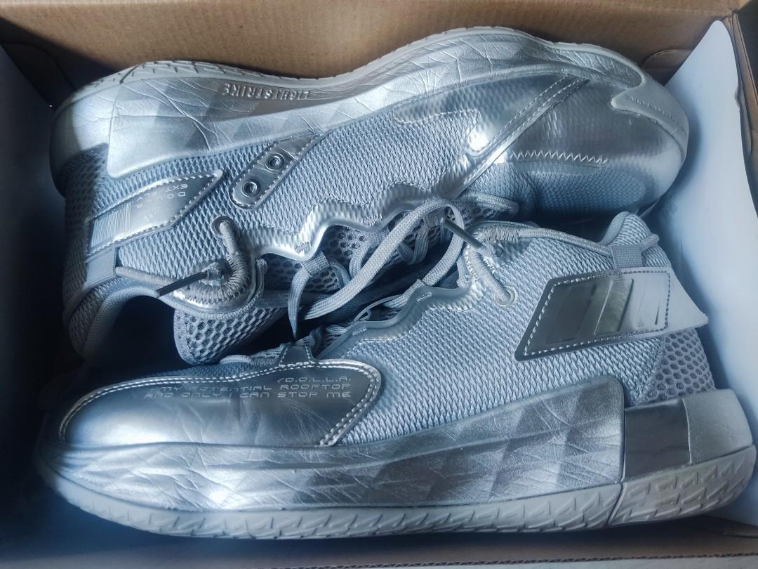 Silver top basketball shoes