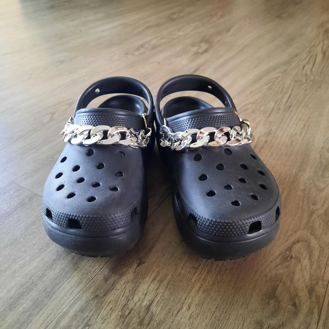 Black platform 2025 crocs with chain