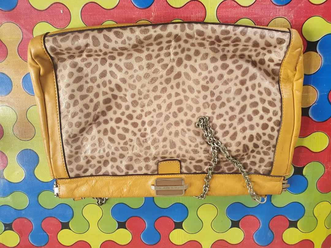 Daniel Hechter chain shoulder bag (Category: Luxury Bags & Wallets) located in Santa Maria. Submitted by mikavillaflor4 (Listing ID 1177199271, Image 1). Description: in good condition minimal signs of usage.