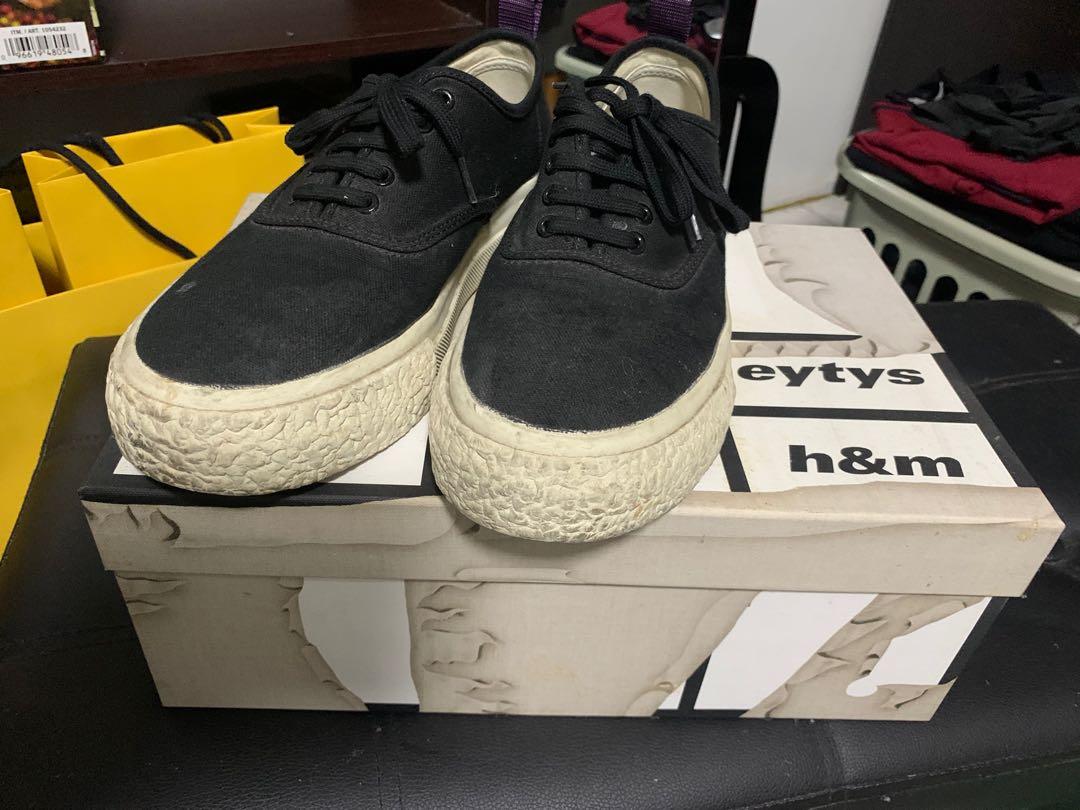 H and deals m canvas shoes