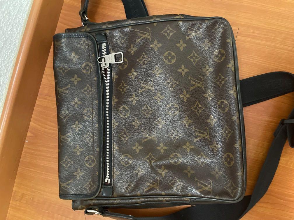 LV (Category: Bags & Wallets) located in Singapore. Submitted by leekelvin38 (Listing ID 1177029621, Image 3). Description: My loss is your gain ..bought it last time at $2500..
