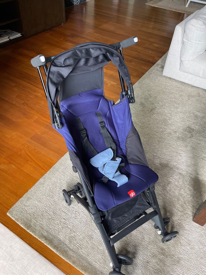 Fully collapsible pushchair store
