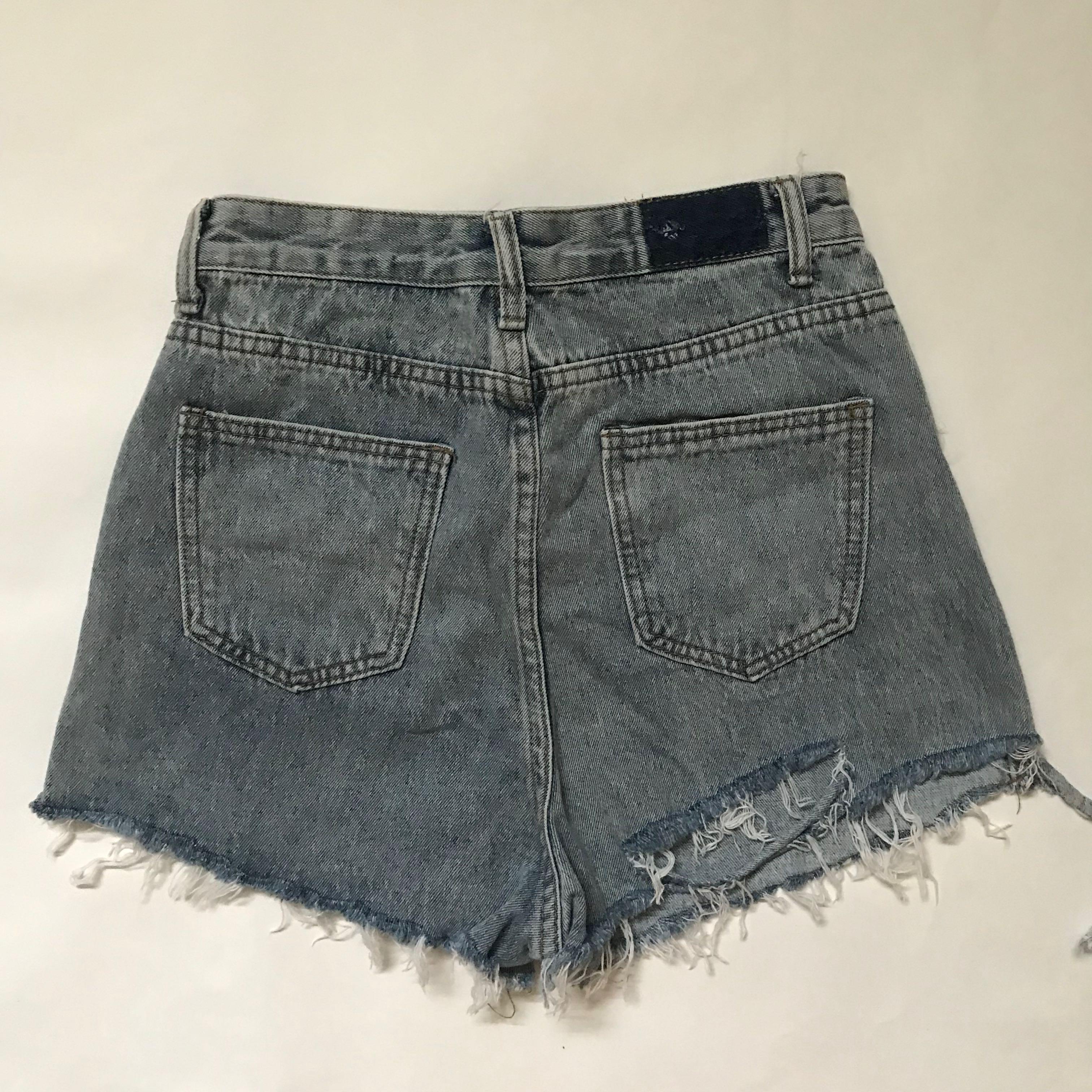 Shopcopper denim shorts with cutout (Category: Shorts) located in Davao. Submitted by msfranfine (Listing ID 1177035163, Image 2). Description: Has a cutout in the backside area Waist 26 inches Length 13.5 inches .