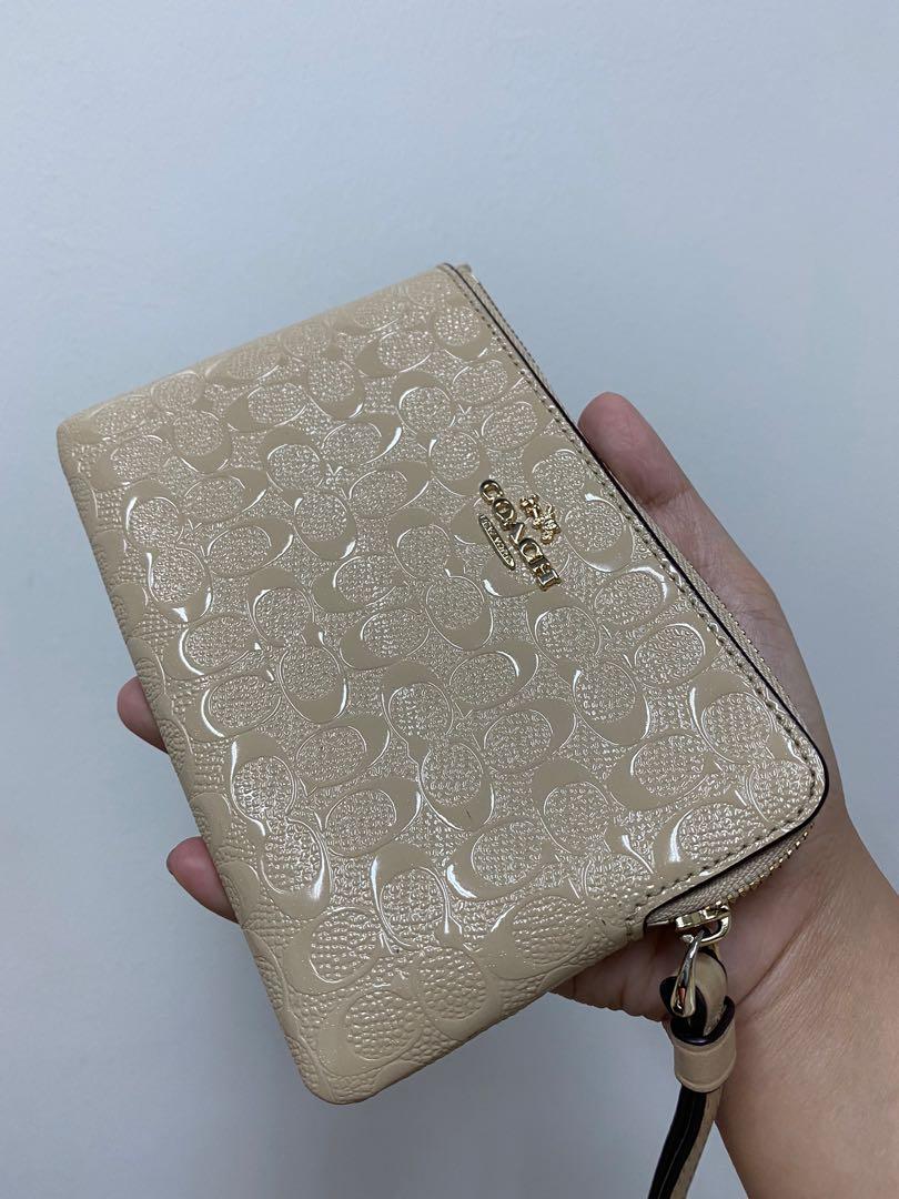 AUTHENTIC Coach Card and coin purse (Category: Luxury Bags & Wallets) located in Santa Rosa. Submitted by authenthei (Listing ID 1177362584, Image 3). Description: AUTHENTIC Light beige color Comes with cards and pricetag With card compartments No noticeable flaws Can fit iphone pro MOP: gcash/bdo/bpi SF on buyer No cod no cop no layaway .