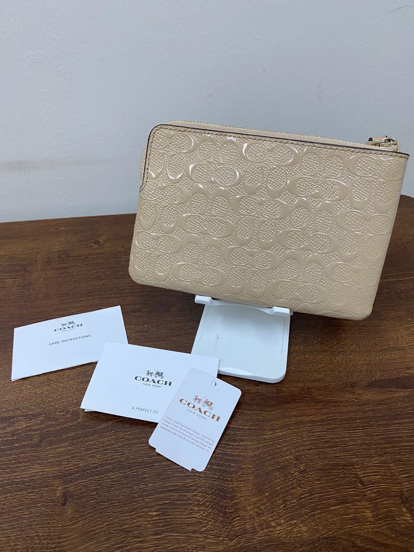 AUTHENTIC Coach Card and coin purse (Category: Luxury Bags & Wallets) located in Santa Rosa. Submitted by authenthei (Listing ID 1177362584, Image 2). Description: AUTHENTIC Light beige color Comes with cards and pricetag With card compartments No noticeable flaws Can fit iphone pro MOP: gcash/bdo/bpi SF on buyer No cod no cop no layaway .