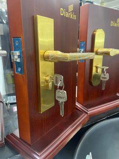 External/Internal door handle with lock