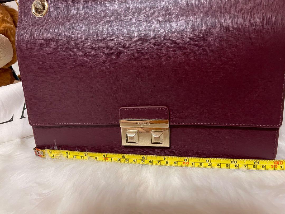 FURLA BELLA SHOULDER/CROSSBODY BAG (Category: Luxury Bags & Wallets) located in Makati City. Submitted by foxy71 (Listing ID 1177303909, Image 3). Description: Dimension : 30 x 22 x 11 💯authentic, bought from Italy. .