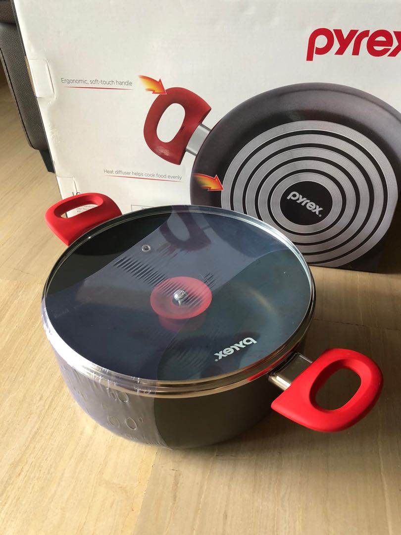 Pyrex Nonstick Saucepot with lid, Furniture & Home Living, Kitchenware & Tableware, Cookware