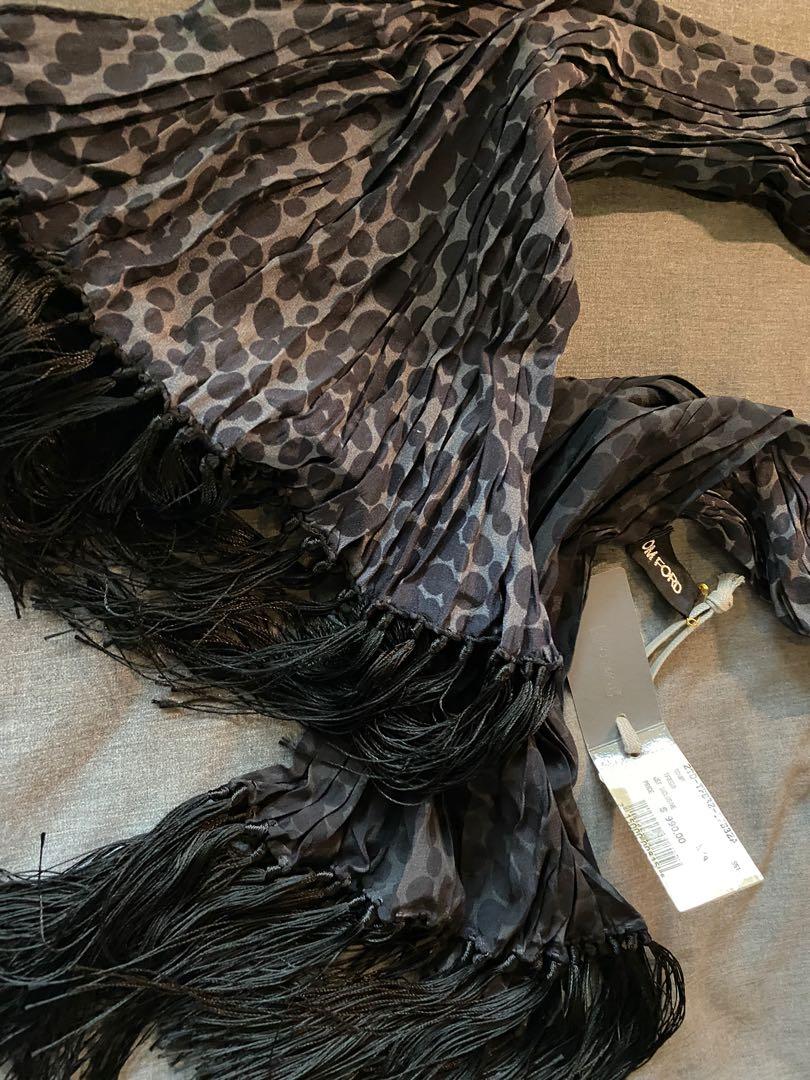 TOM FORD Lapel Scarf Rectangular (Category: Luxury Accessories) located in Mandaluyong City. Submitted by yohjivangarcons (Listing ID 1177310169, Image 2). Description: Retails Php50,000.