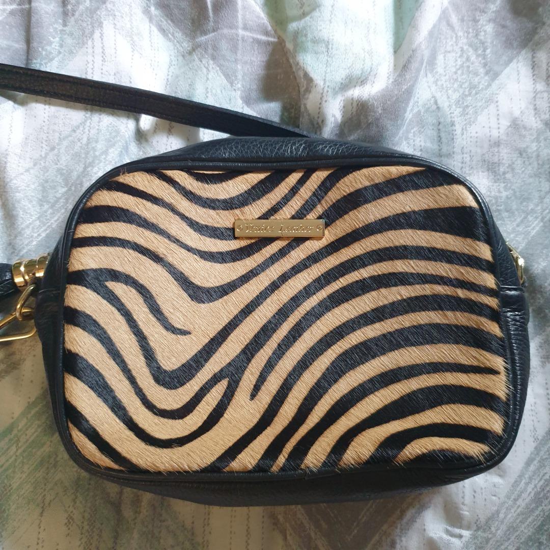 Vera Pelle Bag Venice Leather (Category: Shoulder Bags) located in Cavite. Submitted by mgmm17 (Listing ID 1177268795, Image 1). Description: BOUGHT FROM ITALY!!!! -matigas yung zipper, ganun na talaga siya nung binili. pwede lagyan ng oil pero mas smooth. can send a vid kung gaano katigas ang zipper. -no flaws sa leather LAST PRICE NA PO.