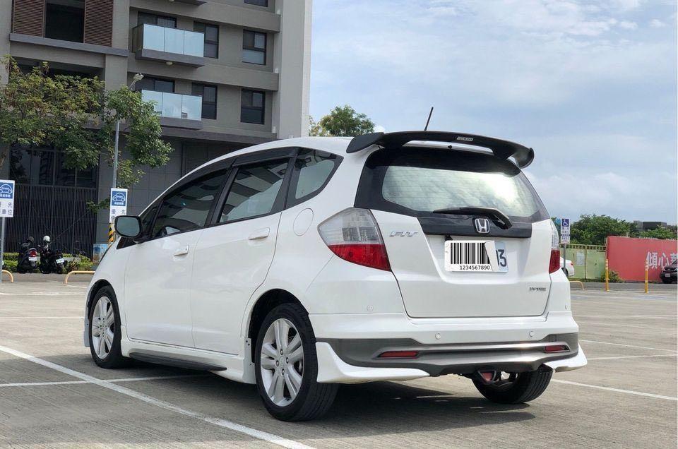 小車honda Fit 汽車 汽車出售在旋轉拍賣