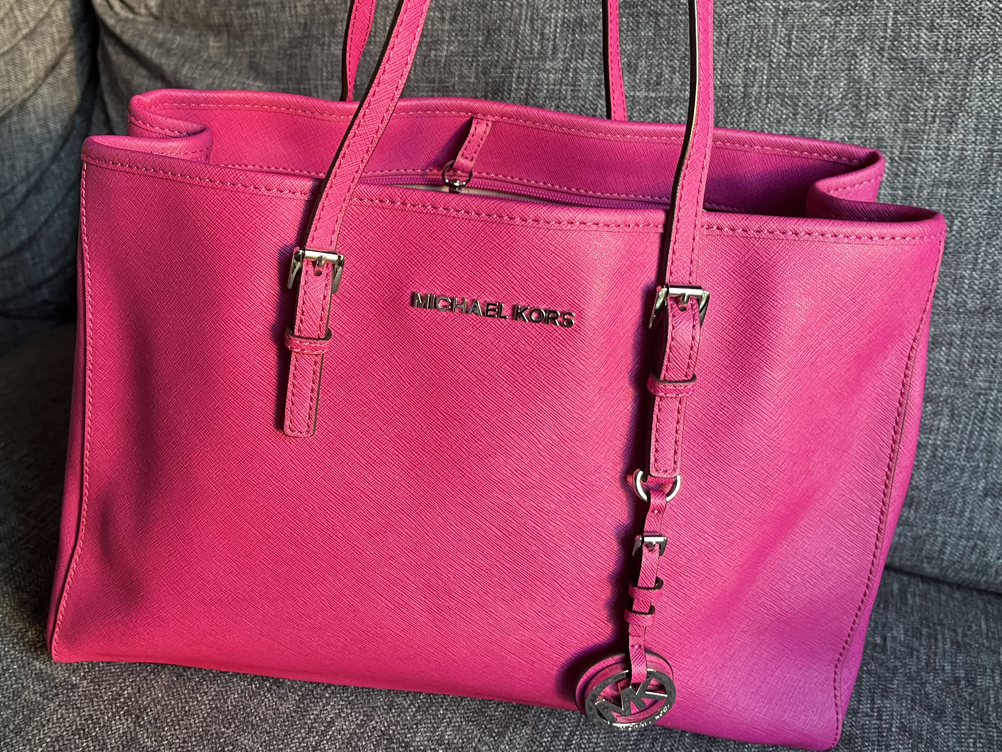 Comparison Michael Kors Selma Bags in Large and Medium - Review / What fits  / Authentication Tips 