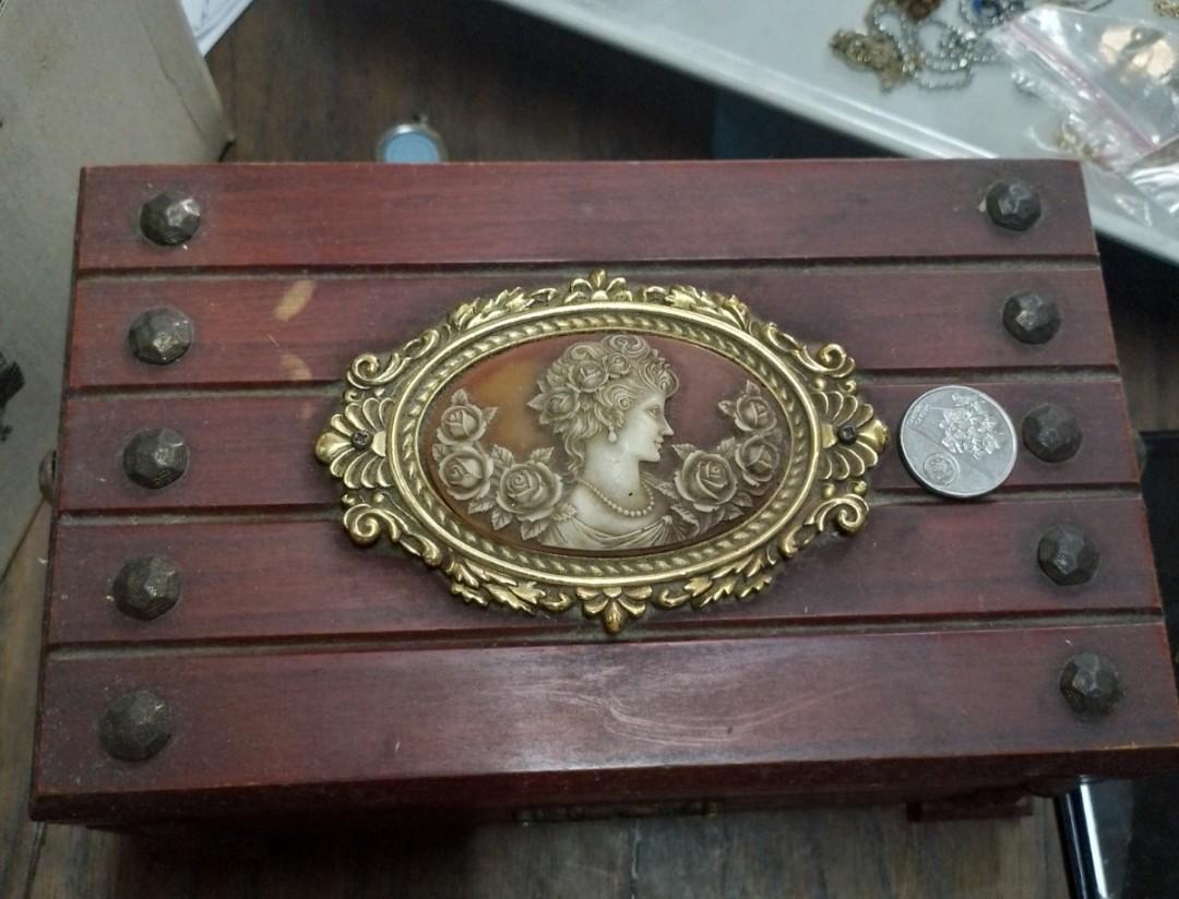 Cameo store jewelry box