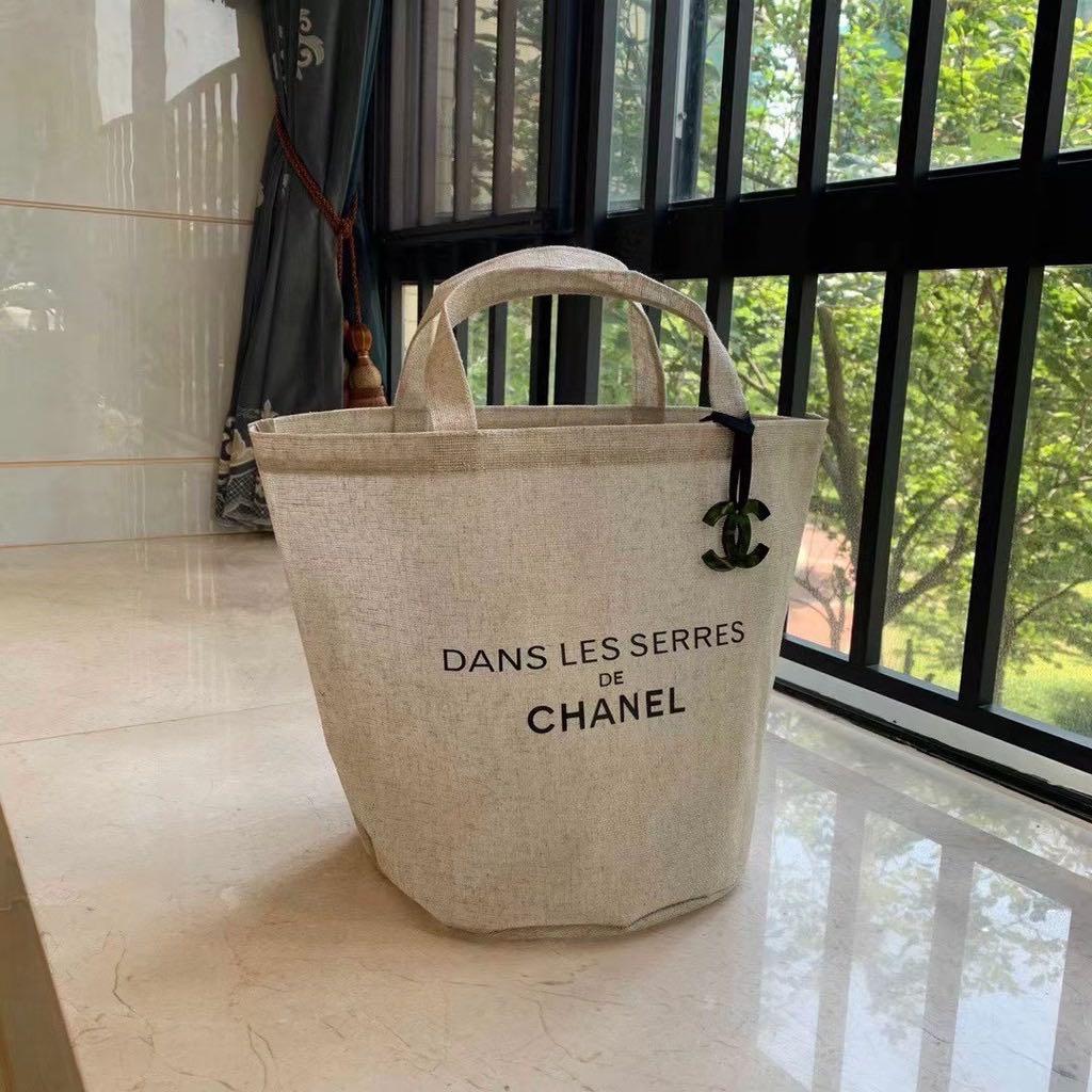 CHANEL. Dans les serres de Chanel burlap tote bag, plas…