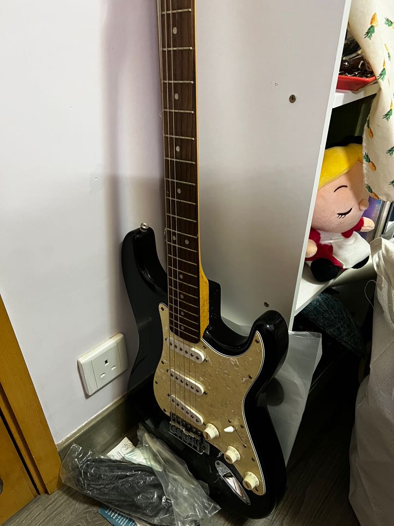 Fender Squier stratocaster electric guitar, 興趣及遊戲, 音樂樂器 & 配件, 樂器 on ...