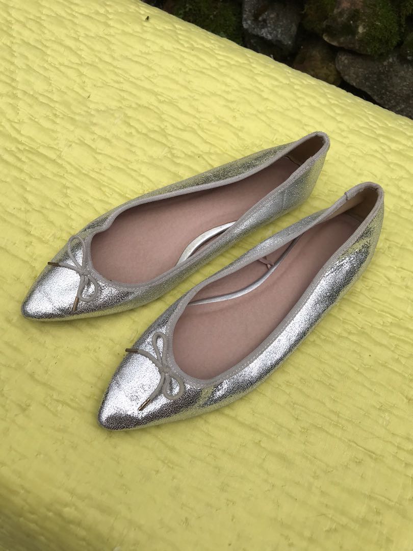 SILVER POINTED FLATS, Women's Fashion, Footwear, Flats & Sandals on ...