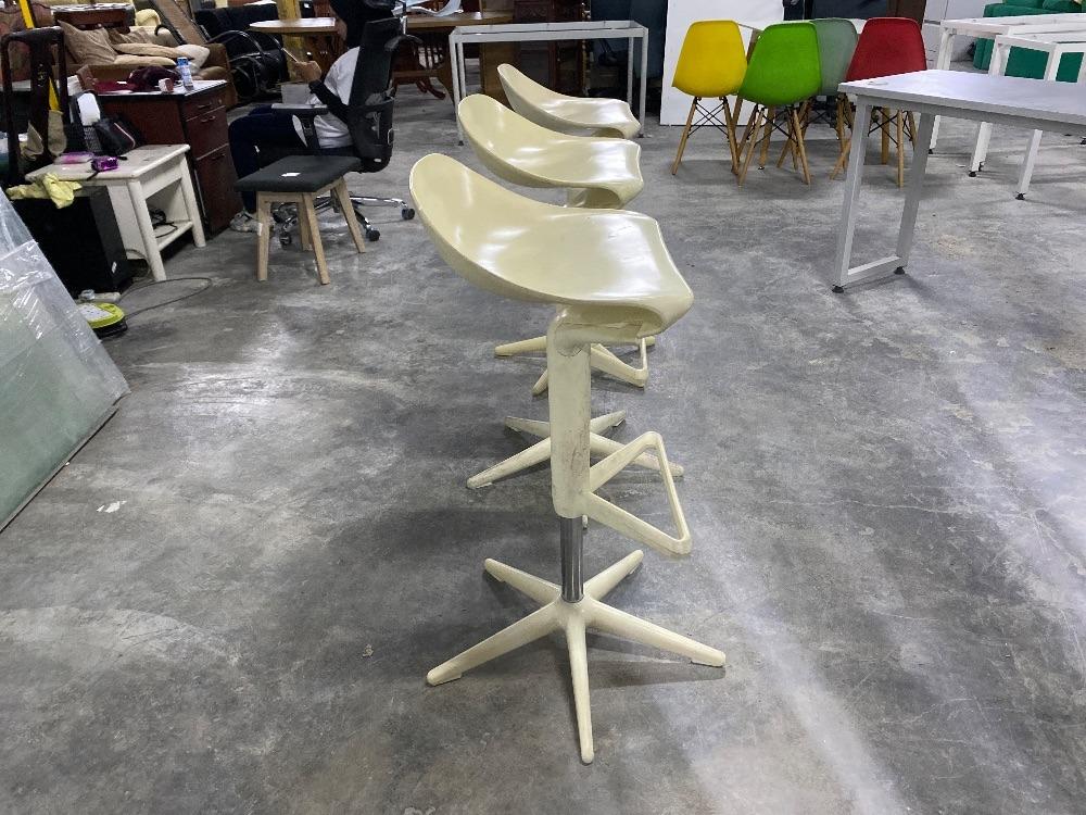 Swivel Plastic Bar Chair White Colour / Kerusi Bar Plastik Pusing Warna ...