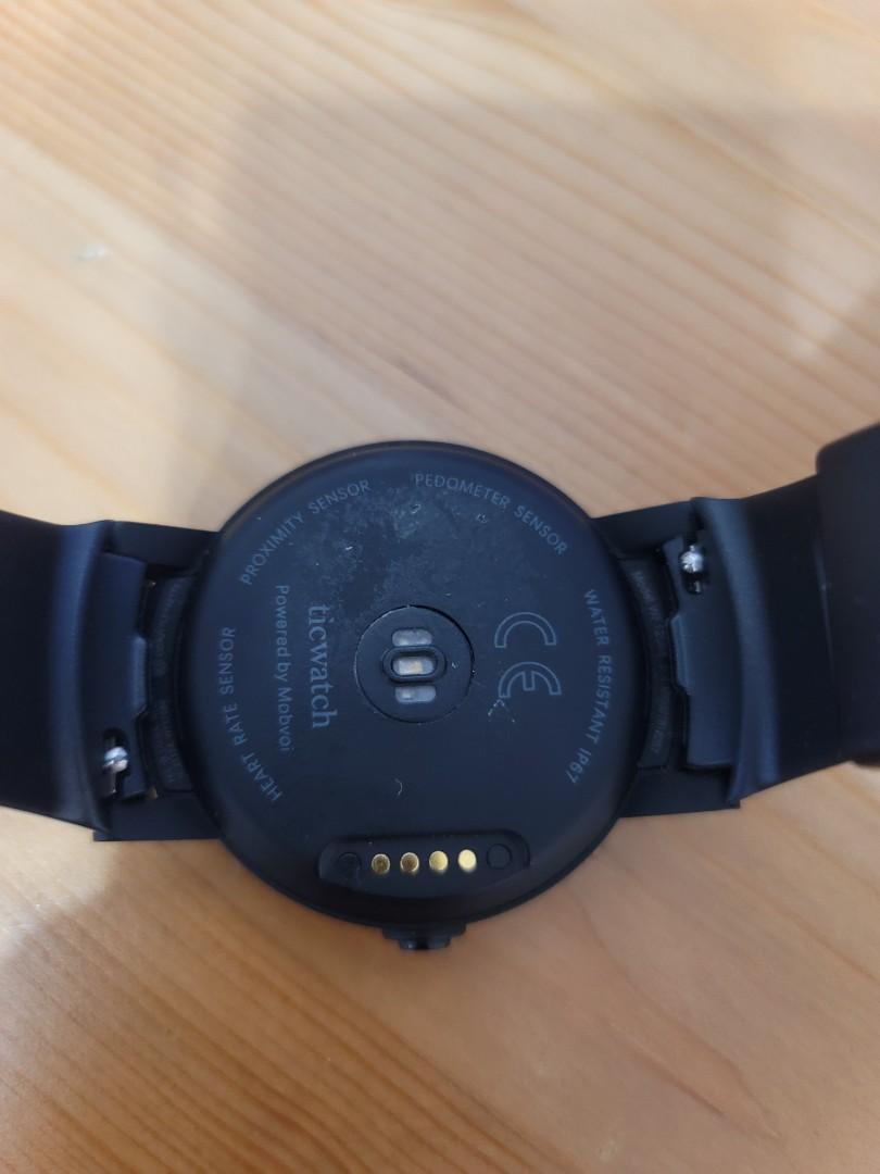 Ticwatch E （分類：智能穿戴裝置及智能手錶）位於 Hong Kong。 由 hwongg 提交（商品編號 1177523995，圖片 2）。簡介： 正常使用，不是原裝錶帶。