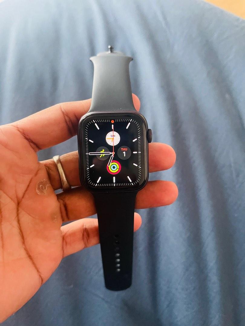 Space grey store aluminum apple watch