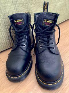 Doc Martens boots size EU 39/US L 8/US M 7/UK 6