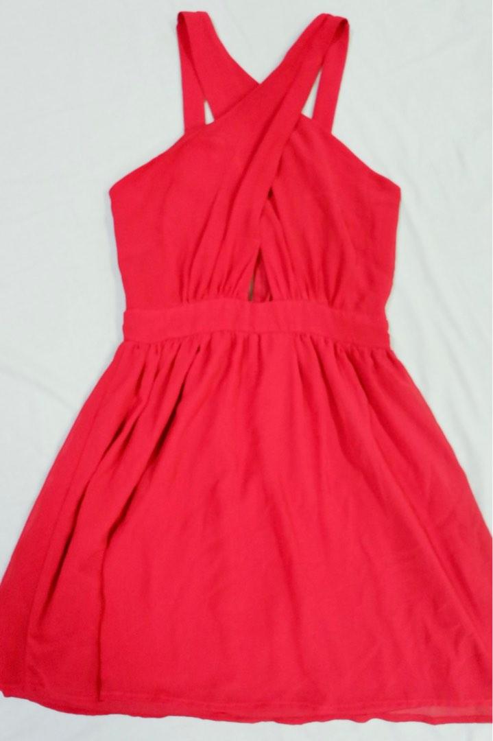 Forever 21 two-way dress in red (Category: Dresses) located in Manila. Submitted by ohmariaaa (Listing ID 225344471, Image 2). Description: This dress can be worn in 2 different ways as seen in the pictures. I only wore this during Christmas and a presentation in school.