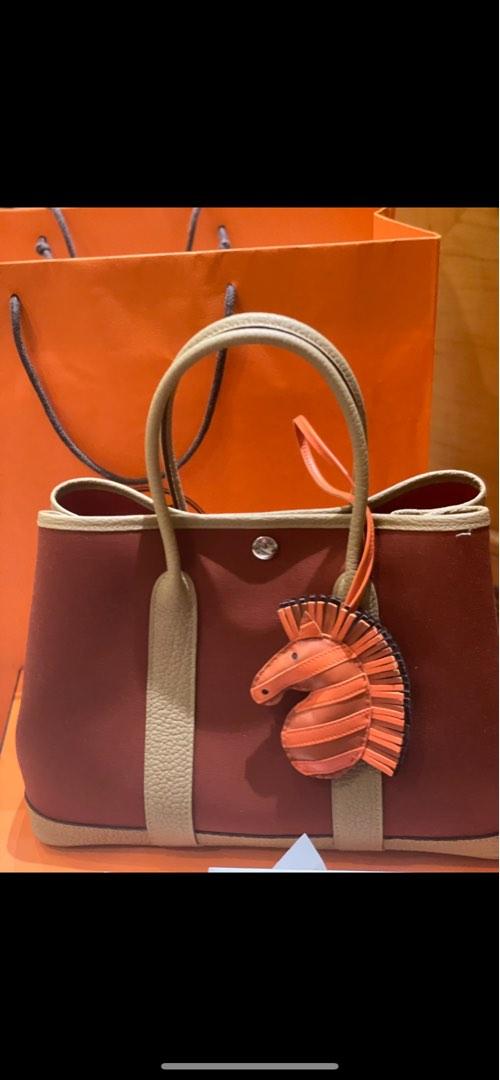 Gee Gee Savannah （分類：飾物及配件）位於 Hong Kong。 由 jtbug 提交（商品編號 1142834708，圖片 3）。簡介： Brand new Color Cornaline/ Or Poppy/ Rge Sellier Copy receipt 。