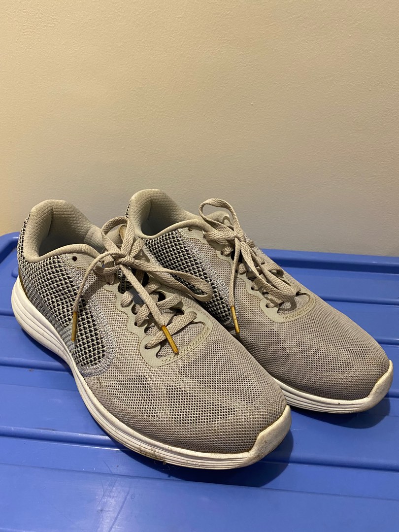 revolution 3 running shoes