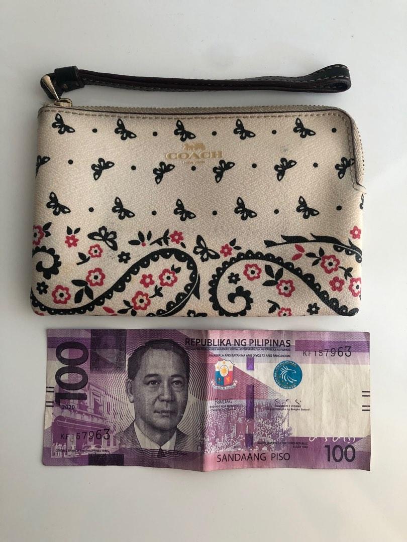 Orig COACH white printed zip wallet wrislet (Category: Purses & Pouches) located in Pasig City. Submitted by dstarcloset (Listing ID 1182210000, Image 1). Description: •COACH white printed zip wallet wrislet •Bought in US, sure authentic •Preloved •Used and abused •Lightweight •Nice leather quality, it never worn out even if you store in closet for a long time •Texture is smooth, can easily wipe liquid/spills outside of the wallet •I have 2 diffe