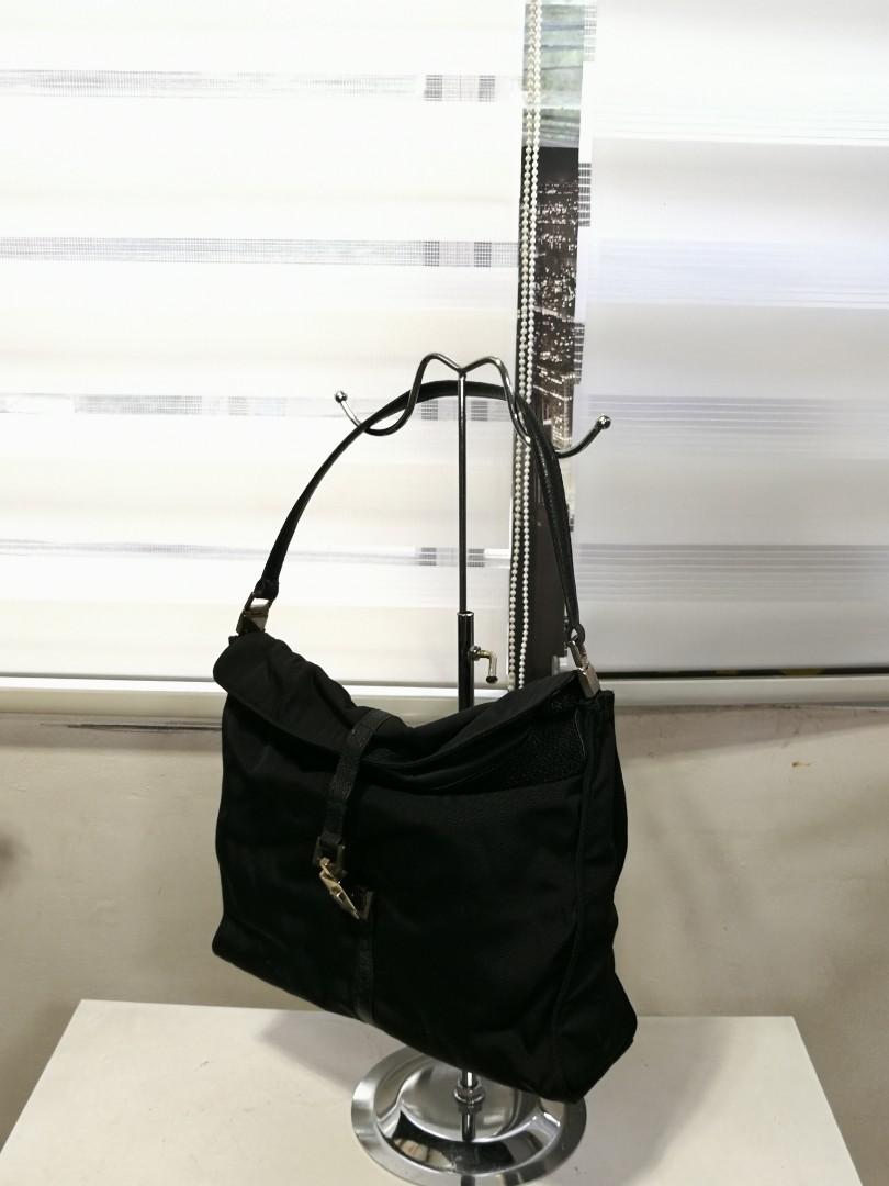 Vintage Gucci hand bag (Category: Luxury Bags & Wallets) located in Malabon City. Submitted by vintagemom (Listing ID 1182293657, Image 3). Description: Japan thrifted 7/10 Pipings needed repair.