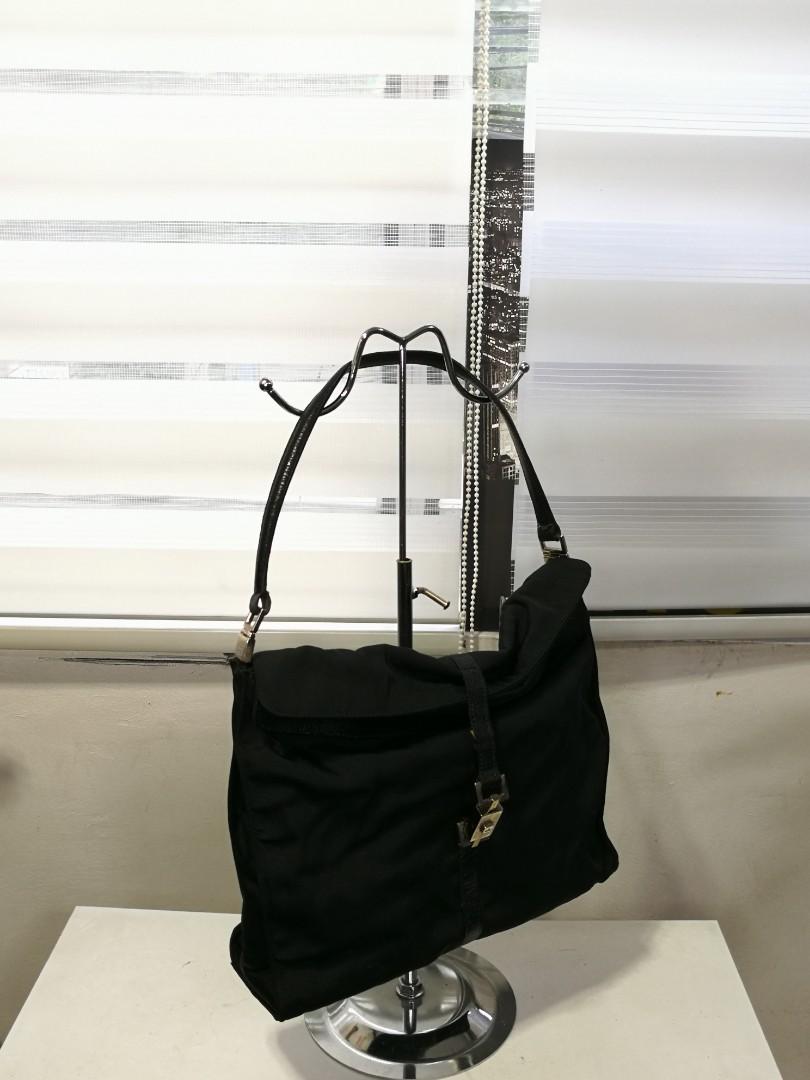 Vintage Gucci hand bag (Category: Luxury Bags & Wallets) located in Malabon City. Submitted by vintagemom (Listing ID 1182293657, Image 2). Description: Japan thrifted 7/10 Pipings needed repair.
