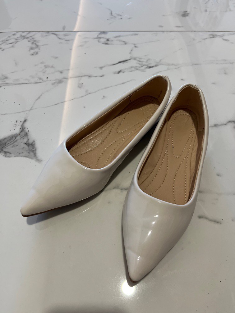 White flats, Women's Fashion, Footwear, Flats on Carousell