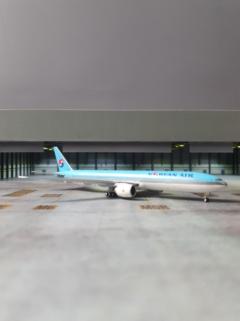 1400 Apollo Korean Air Boeing 777300(ER), Hobbies & Toys, Memorabilia