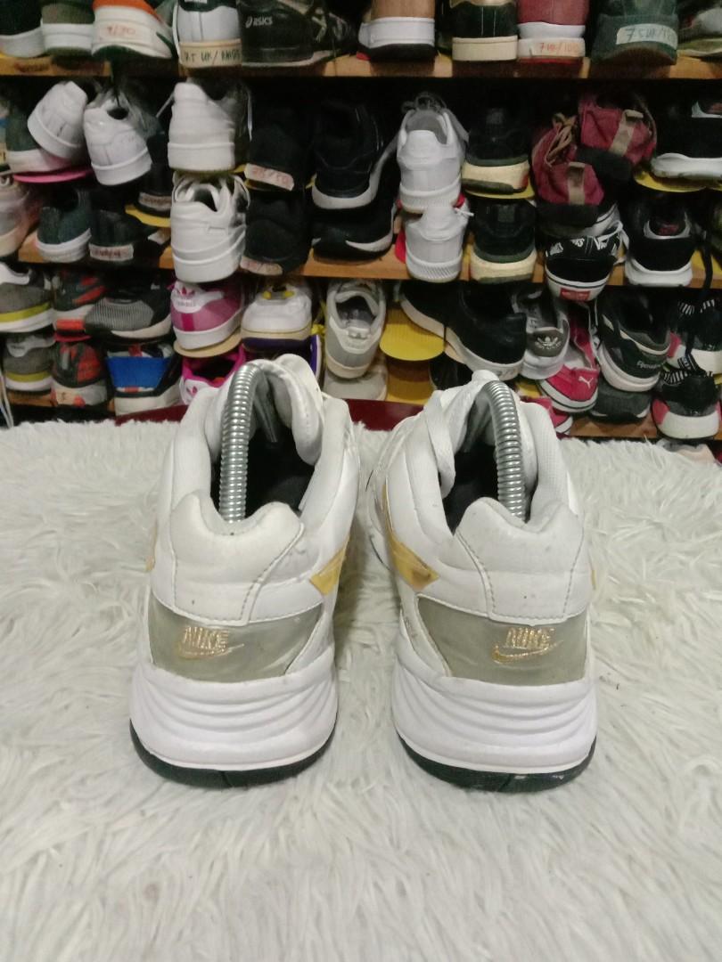 7.5 uk kasut nike airmax tapak court harga siap pos sm Men s Fashion Footwear Sneakers on Carousell