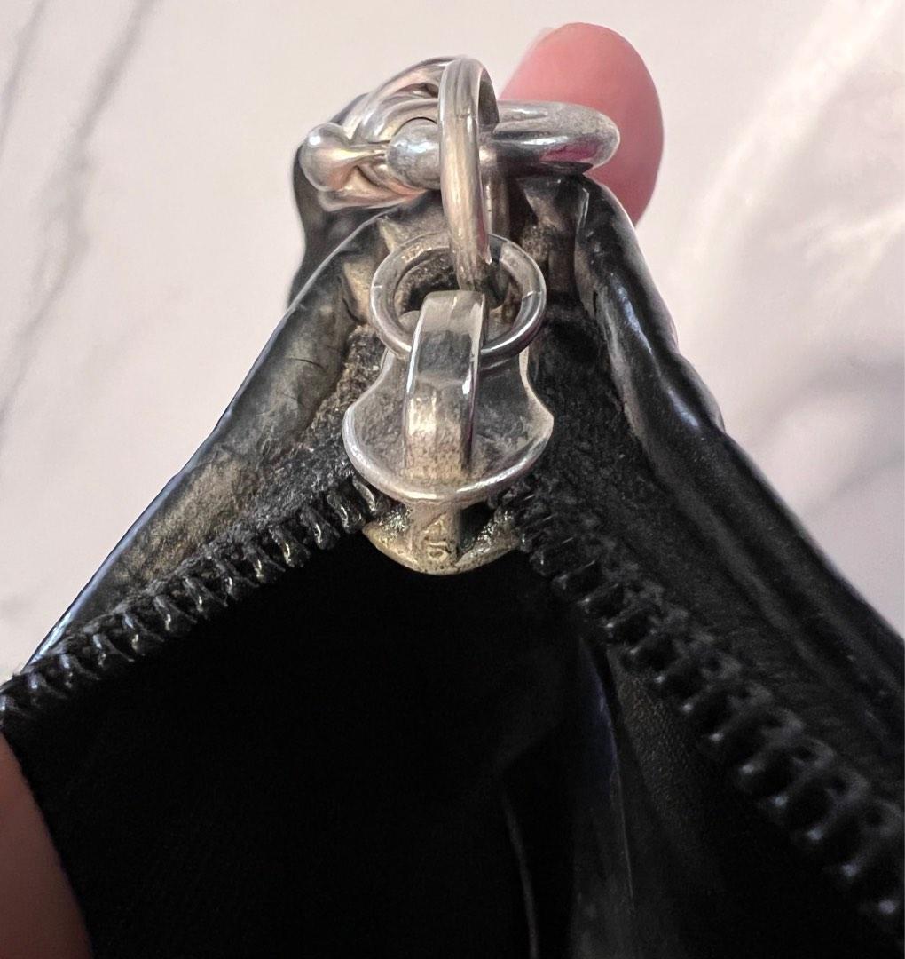 💯 Authentic Black Canvas Coach Wristlet (Category: Luxury Bags & Wallets) located in San Fernando. Submitted by authenticsph (Listing ID 1183881243, Image 2). Description: Selling this Authentic COACH Wristlet, it’s my personal preloved. Still clean inside but some loose threads on the wristlet sling. Expect normal signs of use. Made with patent leather and coach signature canvas. Size: 7 1/2 x 4.