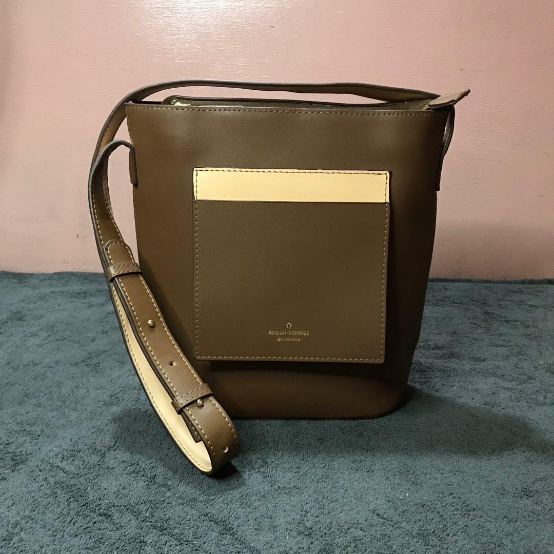 Abbott Vintage Women s Fashion Bags Wallets Shoulder Bags on Carousell