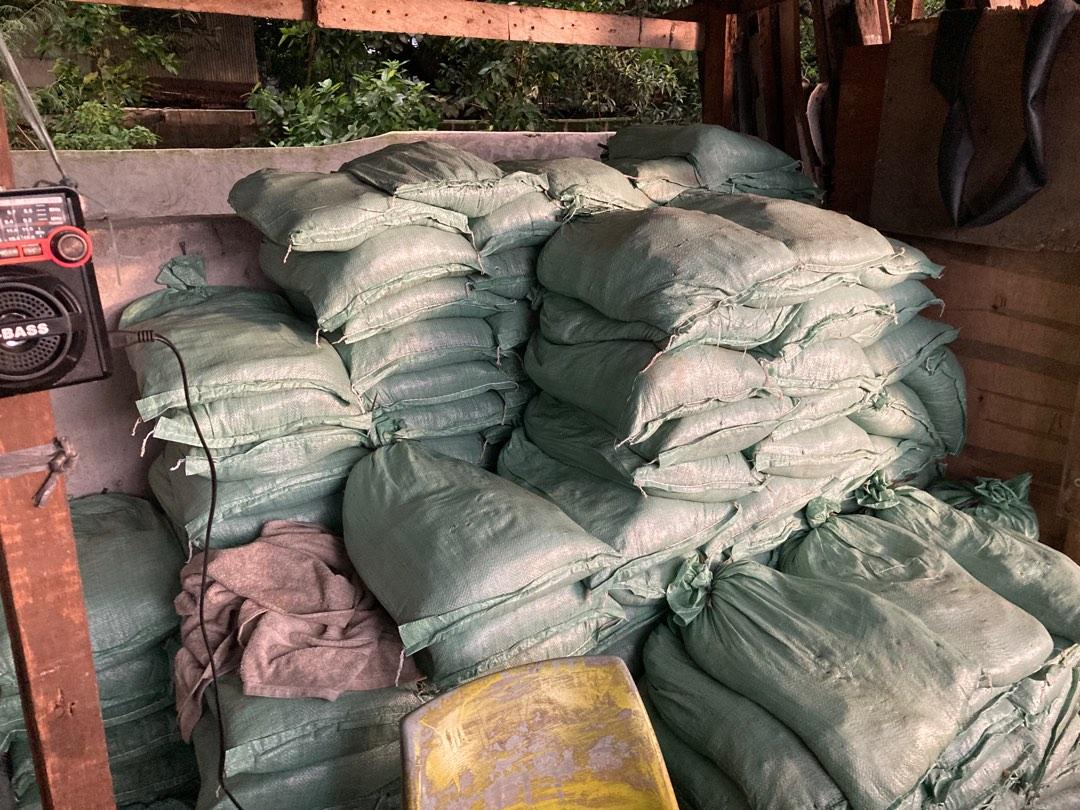Available Loam soil and garden soil (Category: Soil & Fertilisers) located in Paranaque City. Submitted by plants_sale (Listing ID 1183936573, Image 2). Description: .