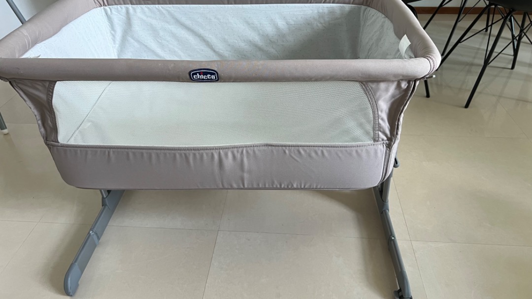 Bed side crib Chicco Next 2 me, Babies & Kids, Baby Nursery & Kids