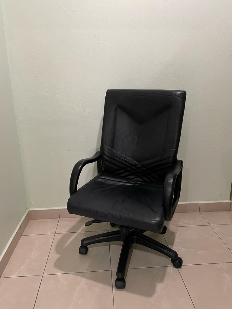 Good condition leather office chair, Furniture & Home Living, Furniture