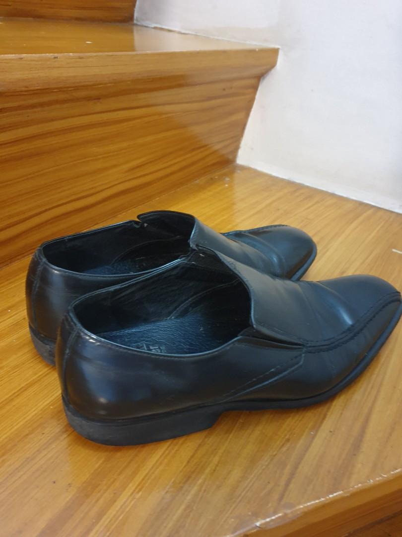 Pabder Black Shoes Men Slip on (Category: Dress Shoes) located in Manila. Submitted by bma10 (Listing ID 1184082683, Image 3). Description: Original Pabder Shoes built to last they are really durable rfs: i already outgrown them size 7-8.
