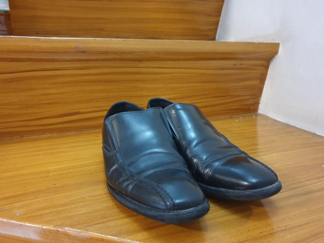 Pabder Black Shoes Men Slip on (Category: Dress Shoes) located in Manila. Submitted by bma10 (Listing ID 1184082683, Image 1). Description: Original Pabder Shoes built to last they are really durable rfs: i already outgrown them size 7-8.