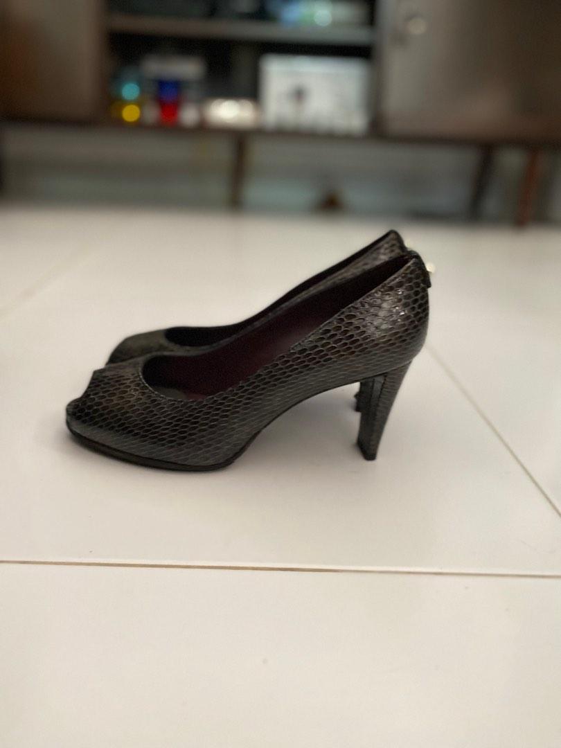 Stuart weitzman python pumps store
