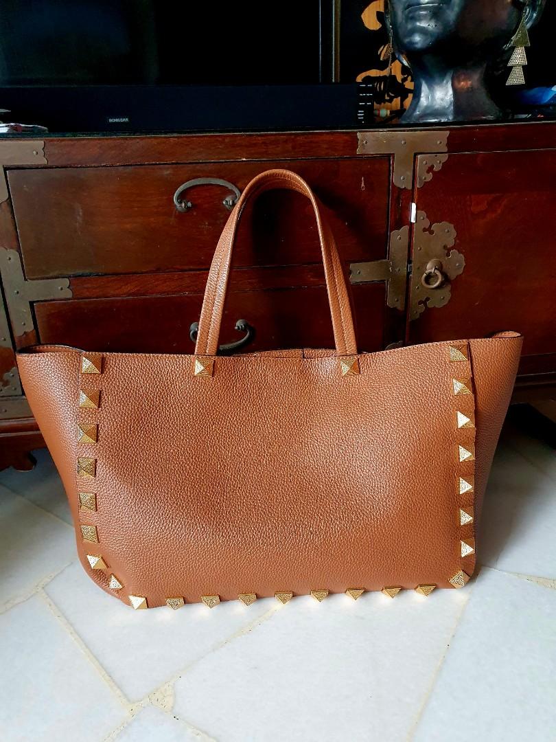 omdømme log servitrice Valentino Rockstud Large Tote, Women's Fashion, Bags & Wallets, Tote Bags  on Carousell