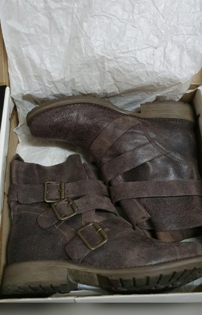 Brand new-Steve Madden Colony (Brown 