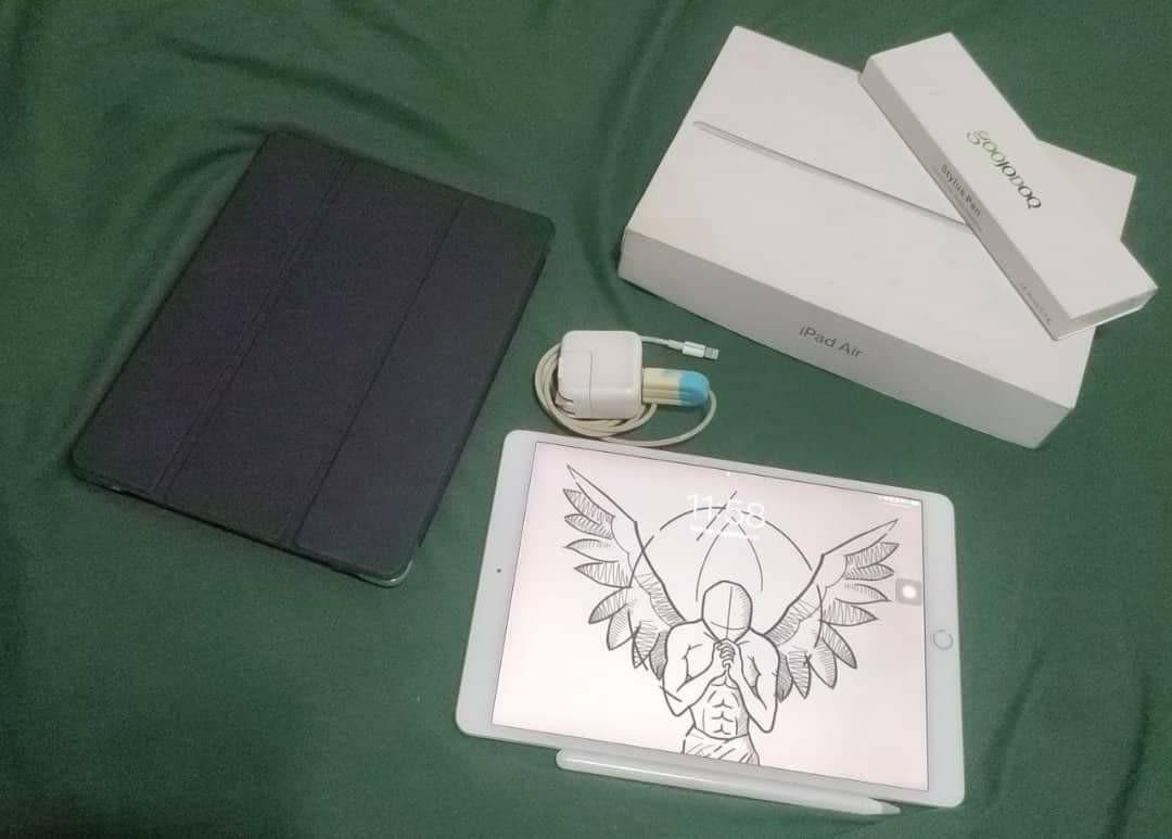 Ipad Air 3 256 gb (Category: iPad) located in Mandaluyong City. Submitted by online_divisoria (Listing ID 1184269661, Image 1). Description: *helping my boyfriend sell his ipad* •256 GB •wifi only • smooth performance well used not abused •comes with original box •color: silver inclusions: •goojodoq pen •case (recently bought) •original charger tho may crack yung cable (does not affect the performance) *honest issue may maliit na scratch sa gilid