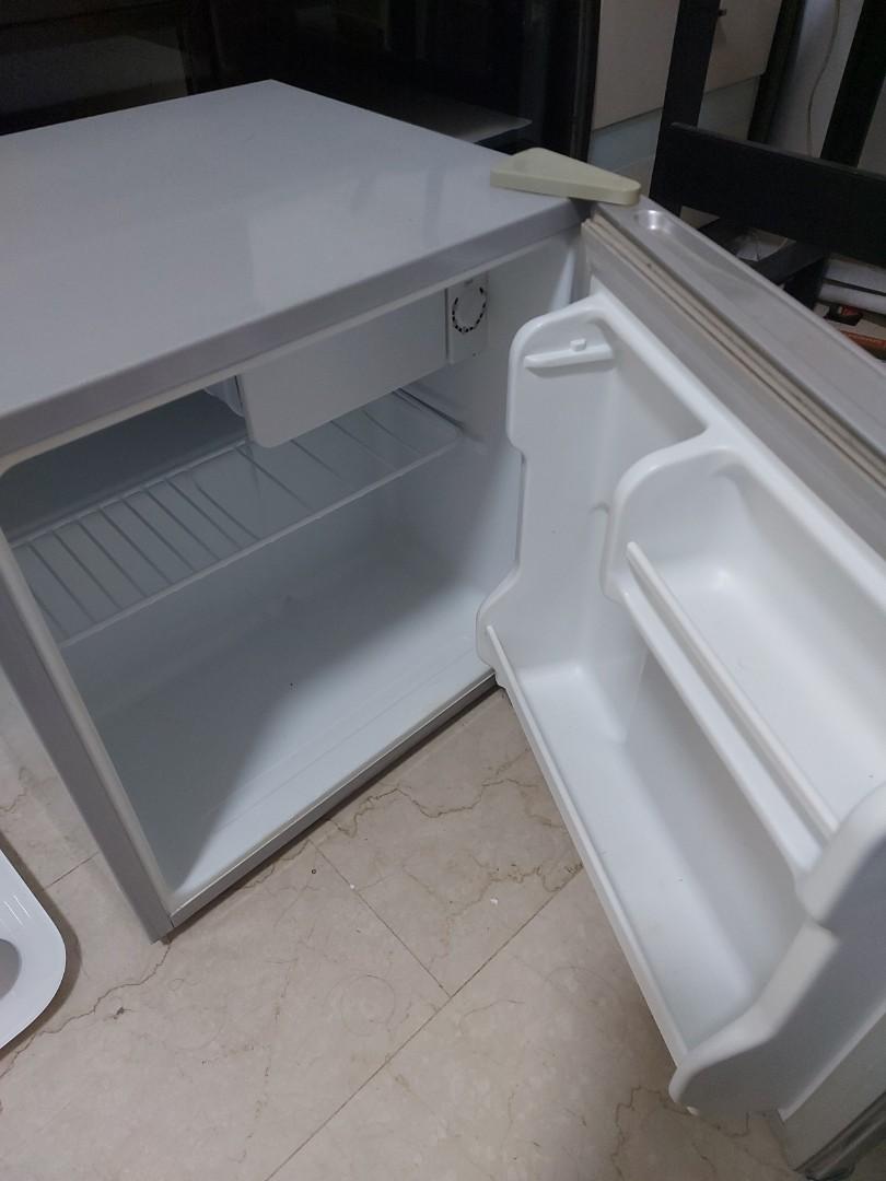 Midea Mini bar fridge not working, TV & Home Appliances, Kitchen