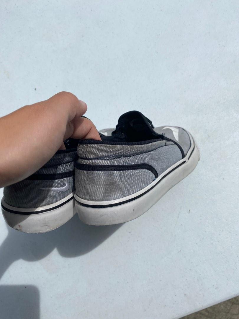 Nike Slip On (Category: Sneakers) located in Porac. Submitted by ccarisse (Listing ID 1184093796, Image 3). Description: Nike Slip on 23cm With sign of usage .
