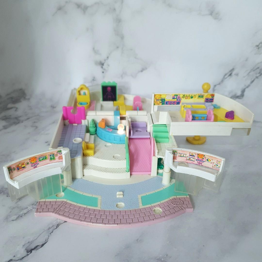 Polly Pocket 1995 Pollyville Children's hospital, Hobbies
